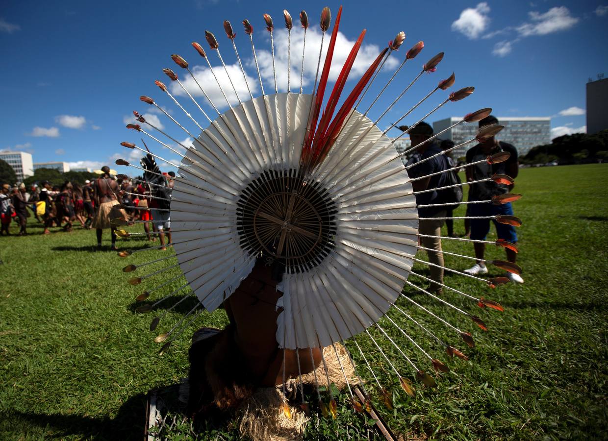 Indios de todo Brasil llegan a Brasilia para participar en la 15ª edición del Campamento Tierra Libre y protestar contra las políticas del presidente brasileño, Jair Bolsonaro. 