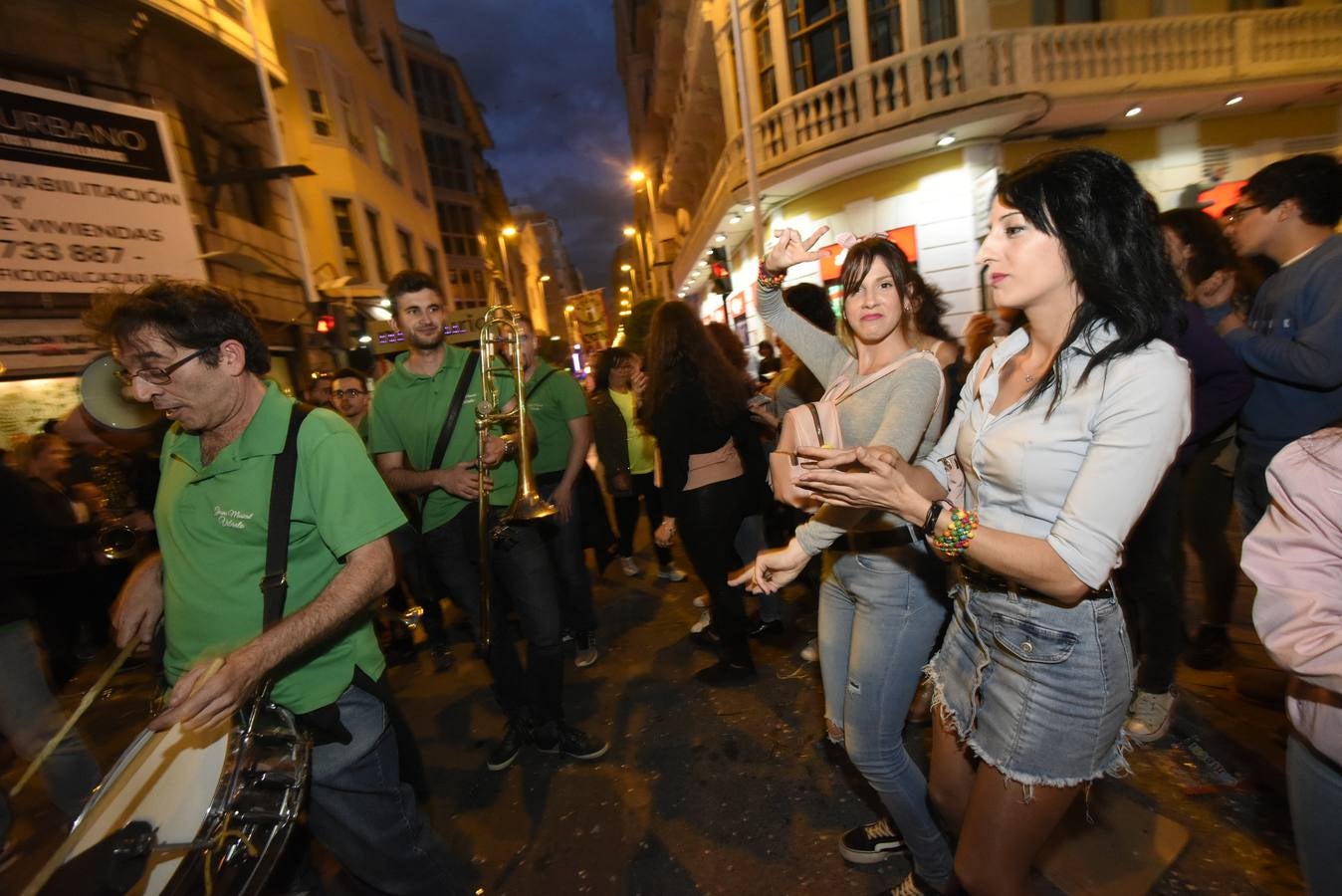 Más de 50 grupos de calle conformaron la cabeza del desfile que dio la bienvenida un año más a la Sardina