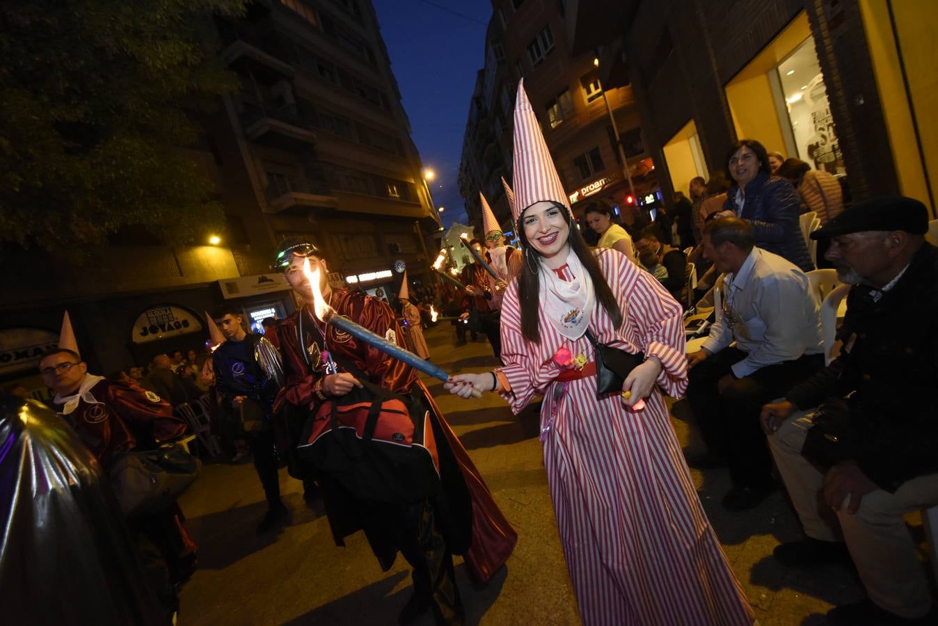 Más de 50 grupos de calle conformaron la cabeza del desfile que dio la bienvenida un año más a la Sardina