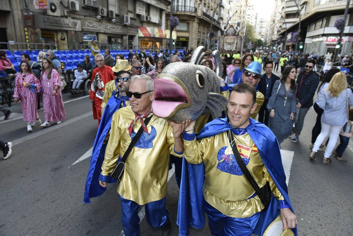 Más de 50 grupos de calle conformaron la cabeza del desfile que dio la bienvenida un año más a la Sardina