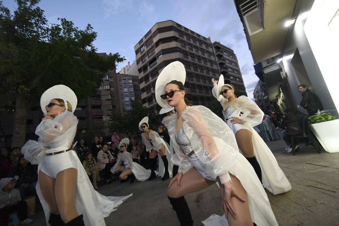 Más de 50 grupos de calle conformaron la cabeza del desfile que dio la bienvenida un año más a la Sardina