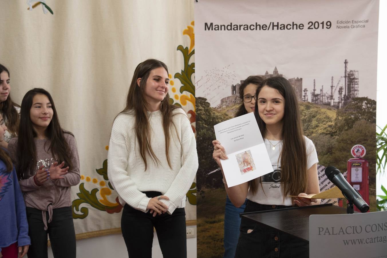 Casi cuatro mil jóvenes de entre 15 y 30 años eligieron a Paco Roca ganador del Premio Mandarache por su novela gráfica 'Los surcos del azar' y cerca de dos mil concedieron el Hache a Fernando Lalana por su obra 'El comando Gorki', en unas votaciones cuyo resultado fue dado a conocer este viernes en el Palacio Consistorial de Cartagena