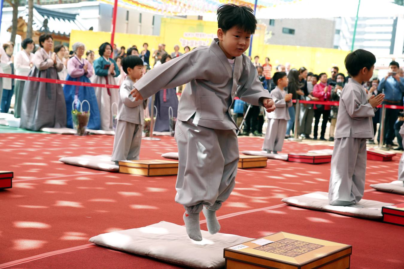 Varios niños reciben un drástico corte de pelo durante una ceremonia en la que menores surcoreanos se convierten en monjes budistas, en el templo Jogyesa de Seúl (Corea del Sur). Los monjes acogen a los niños en el templo durante 21 días para enseñarles los fundamentos de la religión budista.