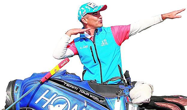 Carlos Balmaseda, en su reciente visita a Murcia, con los diferentes logos de las empresas locales que luce en su ropa. 