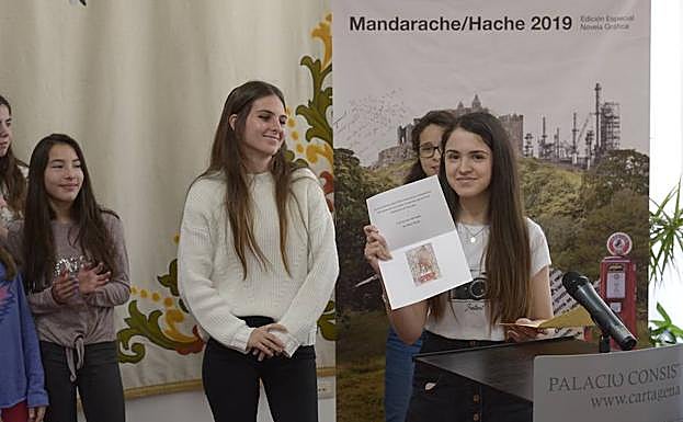 Alumnos del instituto Juan Sebastián El Cano dan a conocer el nombre de los ganadores.