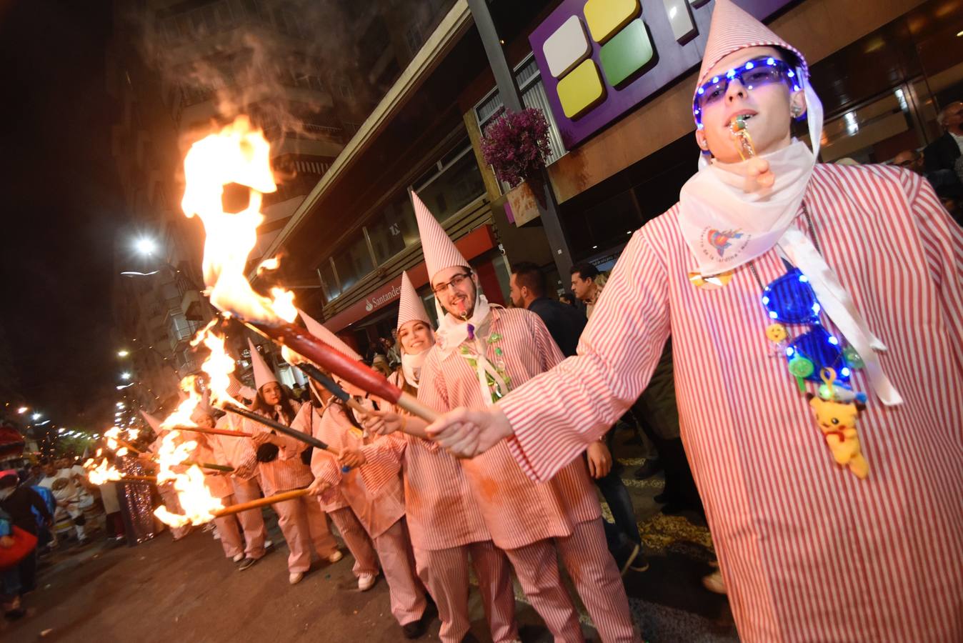 La previa a la lectura del Testamento de la Sardina vino marcada por un desfile en el que participaron una treintena de grupos de teatro de animación y una decena de carrozas que partieron de la avenida Gutiérrez Mellado hasta llegar a La Glorieta