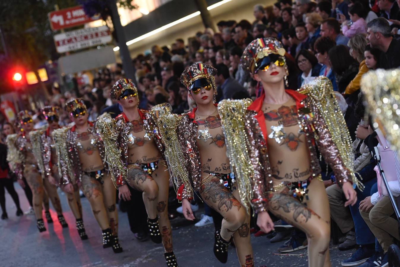 La previa a la lectura del Testamento de la Sardina vino marcada por un desfile en el que participaron una treintena de grupos de teatro de animación y una decena de carrozas que partieron de la avenida Gutiérrez Mellado hasta llegar a La Glorieta