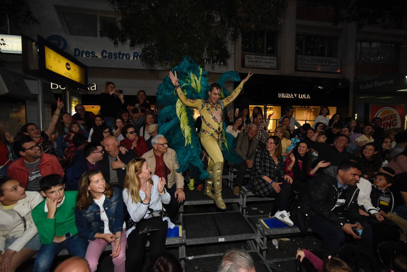 La previa a la lectura del Testamento de la Sardina vino marcada por un desfile en el que participaron una treintena de grupos de teatro de animación y una decena de carrozas que partieron de la avenida Gutiérrez Mellado hasta llegar a La Glorieta