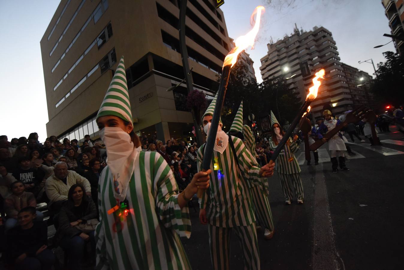 La previa a la lectura del Testamento de la Sardina vino marcada por un desfile en el que participaron una treintena de grupos de teatro de animación y una decena de carrozas que partieron de la avenida Gutiérrez Mellado hasta llegar a La Glorieta