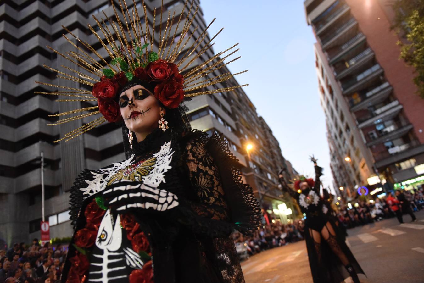 La previa a la lectura del Testamento de la Sardina vino marcada por un desfile en el que participaron una treintena de grupos de teatro de animación y una decena de carrozas que partieron de la avenida Gutiérrez Mellado hasta llegar a La Glorieta