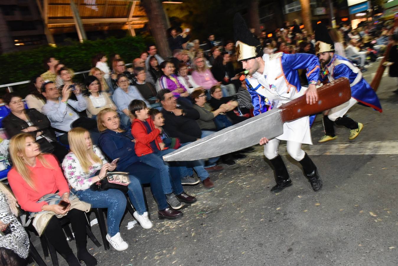 La previa a la lectura del Testamento de la Sardina vino marcada por un desfile en el que participaron una treintena de grupos de teatro de animación y una decena de carrozas que partieron de la avenida Gutiérrez Mellado hasta llegar a La Glorieta