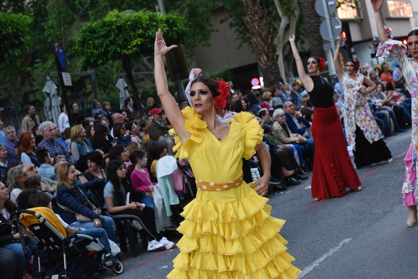 La previa a la lectura del Testamento de la Sardina vino marcada por un desfile en el que participaron una treintena de grupos de teatro de animación y una decena de carrozas que partieron de la avenida Gutiérrez Mellado hasta llegar a La Glorieta