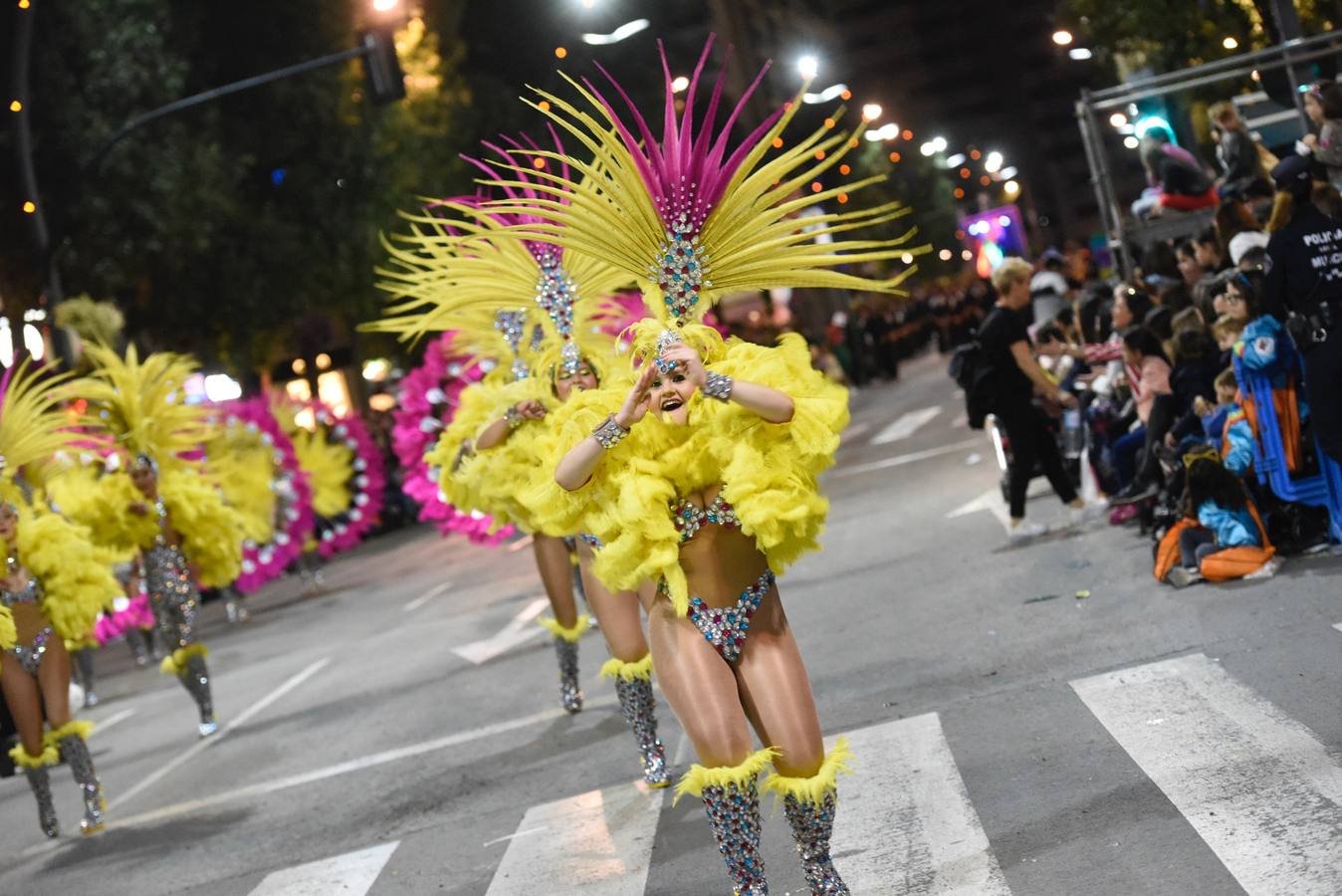 La previa a la lectura del Testamento de la Sardina vino marcada por un desfile en el que participaron una treintena de grupos de teatro de animación y una decena de carrozas que partieron de la avenida Gutiérrez Mellado hasta llegar a La Glorieta