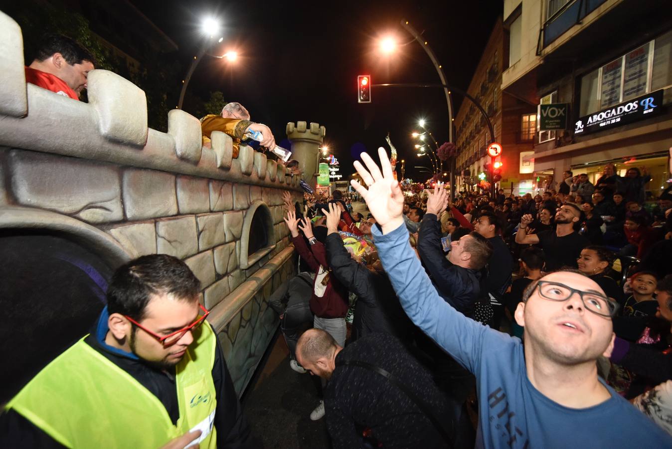 La previa a la lectura del Testamento de la Sardina vino marcada por un desfile en el que participaron una treintena de grupos de teatro de animación y una decena de carrozas que partieron de la avenida Gutiérrez Mellado hasta llegar a La Glorieta