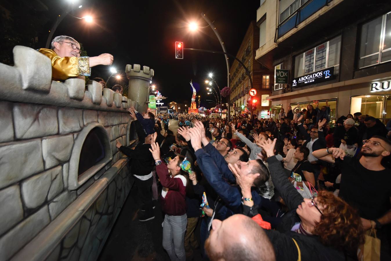 La previa a la lectura del Testamento de la Sardina vino marcada por un desfile en el que participaron una treintena de grupos de teatro de animación y una decena de carrozas que partieron de la avenida Gutiérrez Mellado hasta llegar a La Glorieta