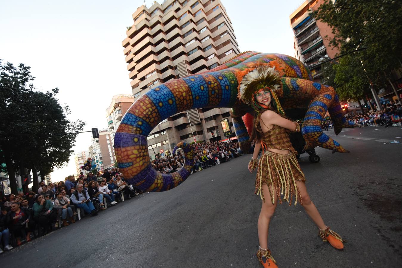 La previa a la lectura del Testamento de la Sardina vino marcada por un desfile en el que participaron una treintena de grupos de teatro de animación y una decena de carrozas que partieron de la avenida Gutiérrez Mellado hasta llegar a La Glorieta