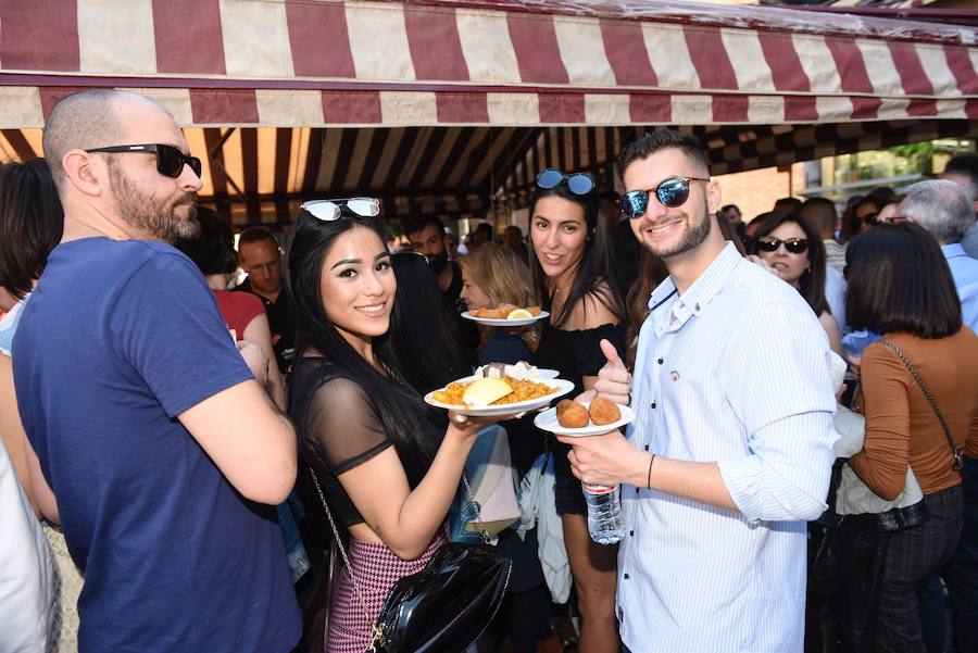 Los murcianos aprovechan el buen tiempo para abarrotar las plazas y las calles principales de la capital de la Región en las horas previas al desfile