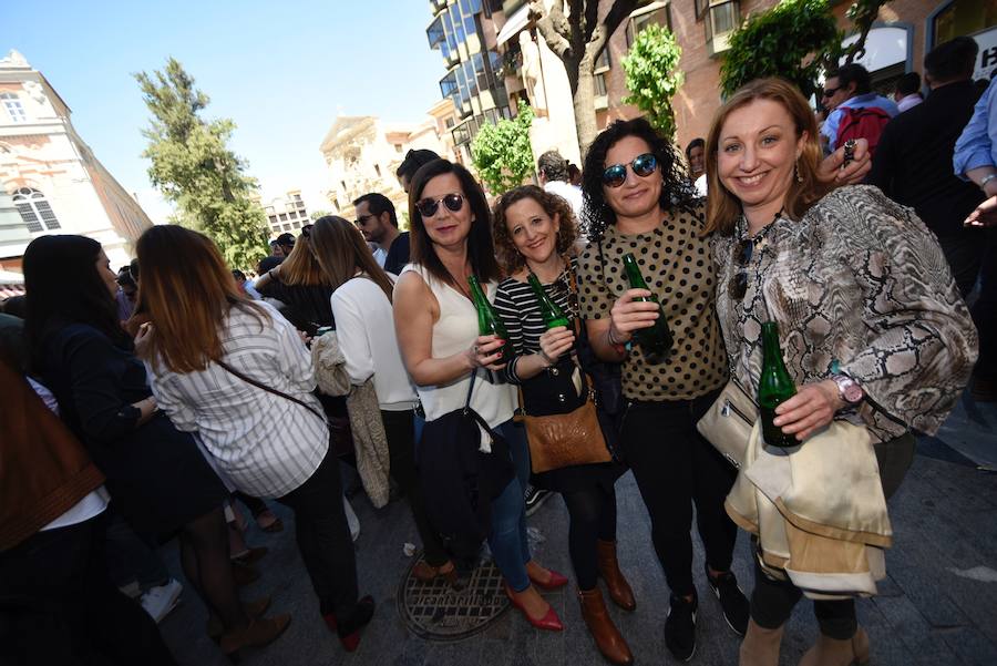 Los murcianos aprovechan el buen tiempo para abarrotar las plazas y las calles principales de la capital de la Región en las horas previas al desfile