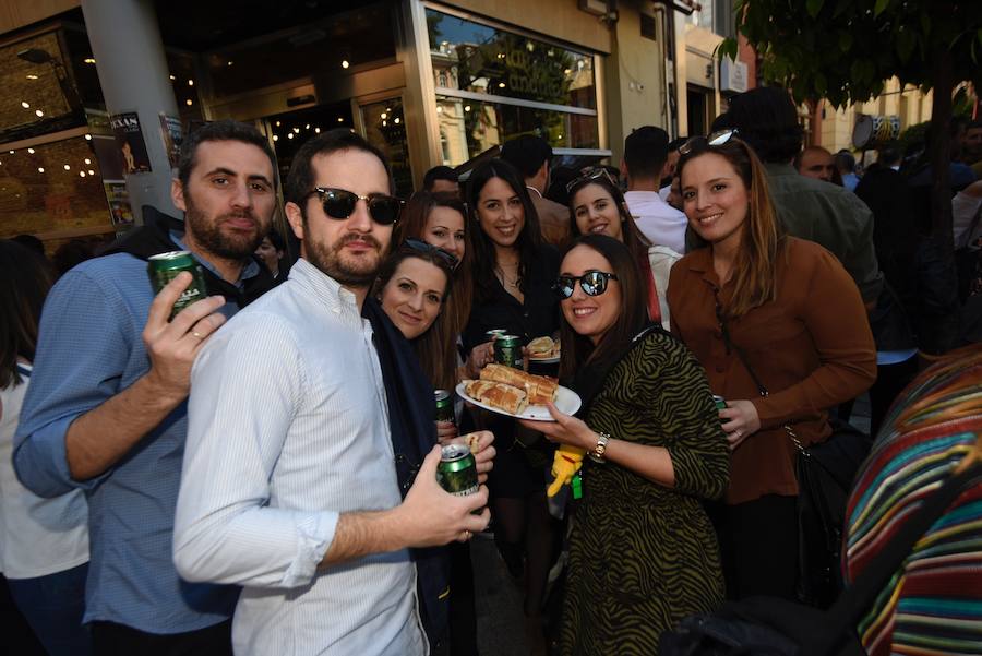Los murcianos aprovechan el buen tiempo para abarrotar las plazas y las calles principales de la capital de la Región en las horas previas al desfile