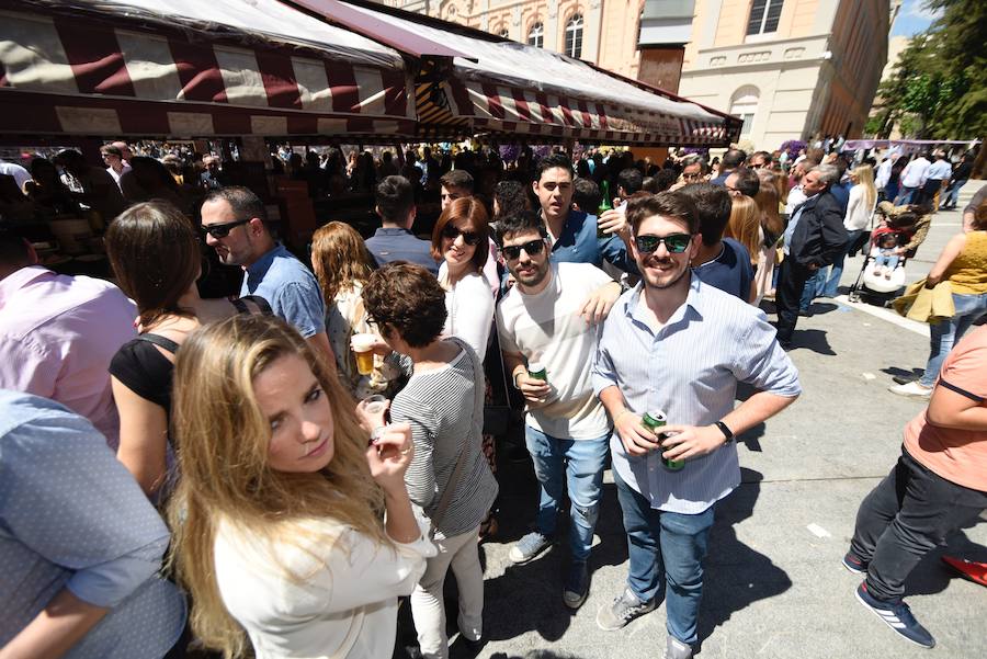 Los murcianos aprovechan el buen tiempo para abarrotar las plazas y las calles principales de la capital de la Región en las horas previas al desfile