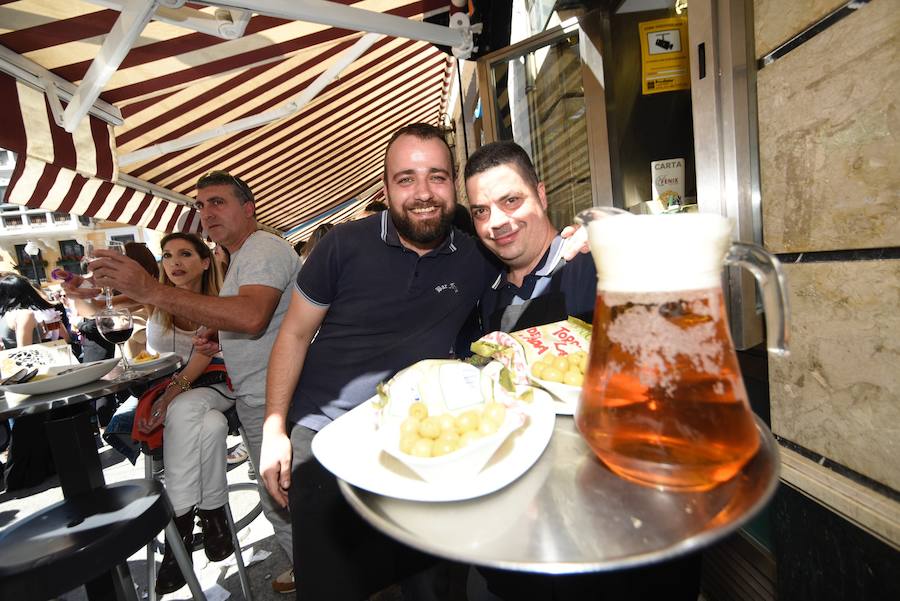 Los murcianos aprovechan el buen tiempo para abarrotar las plazas y las calles principales de la capital de la Región en las horas previas al desfile