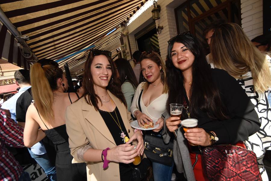 Los murcianos aprovechan el buen tiempo para abarrotar las plazas y las calles principales de la capital de la Región en las horas previas al desfile