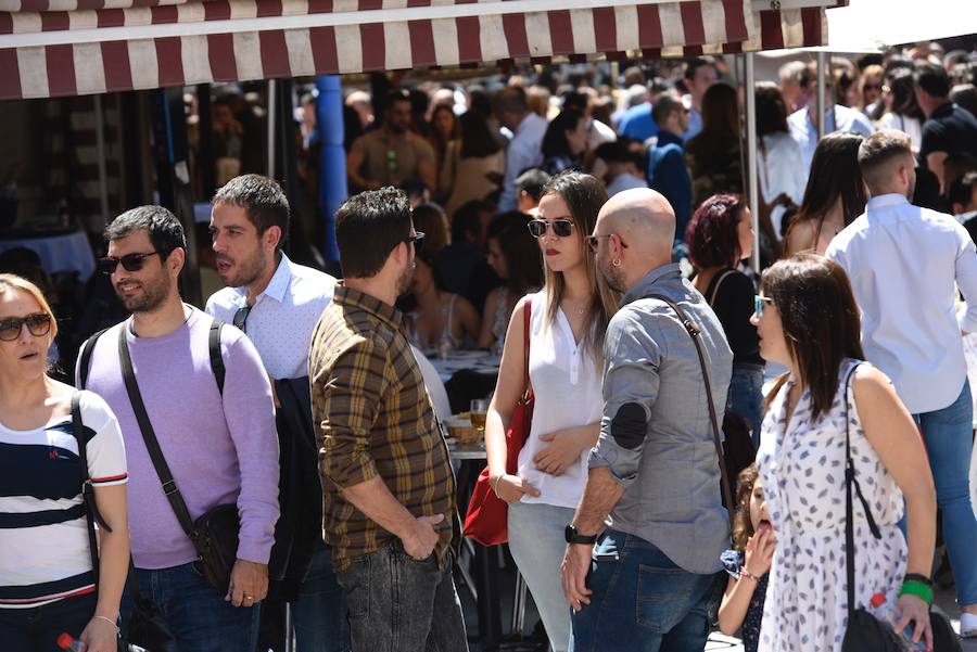 Los murcianos aprovechan el buen tiempo para abarrotar las plazas y las calles principales de la capital de la Región en las horas previas al desfile