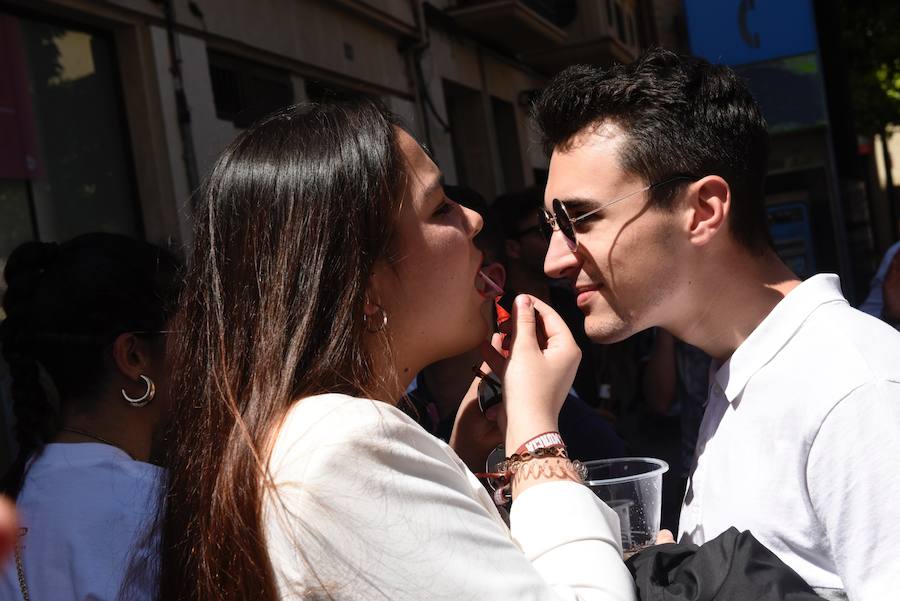 Los murcianos aprovechan el buen tiempo para abarrotar las plazas y las calles principales de la capital de la Región en las horas previas al desfile