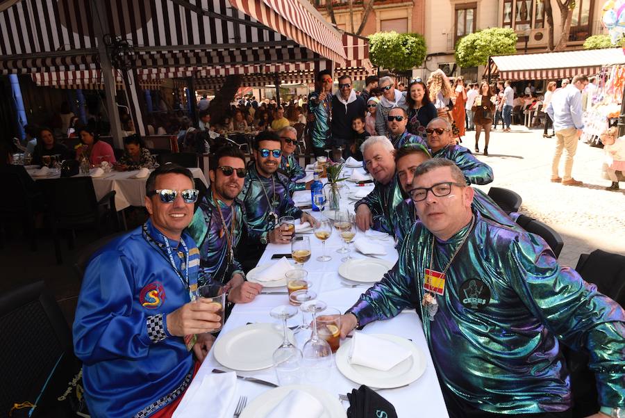 Los murcianos aprovechan el buen tiempo para abarrotar las plazas y las calles principales de la capital de la Región en las horas previas al desfile