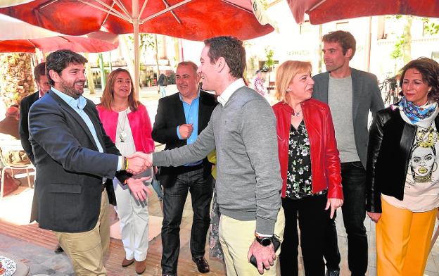 López Miras y García Egea se saludan, ayer, acompañados por otros candidatos del PP. 