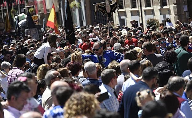 Los sardineros reparten regalos mientras 'despiertan' a la ciudad, en la mañana de este sábado. 