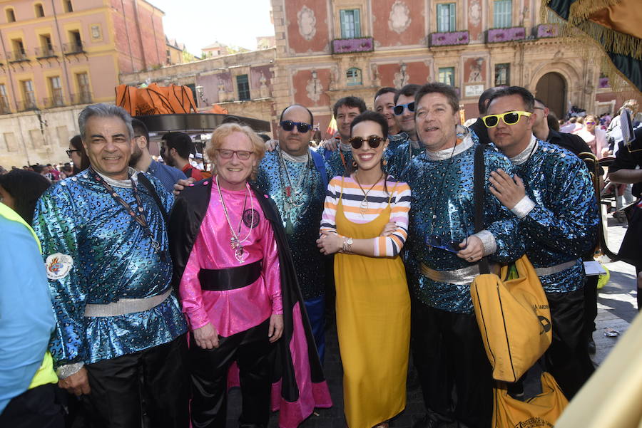 El tradicional pasacalles 'despierta' a la ciudad y los bares y locales sacan sus barras al exterior en un multitudinario aperitivo