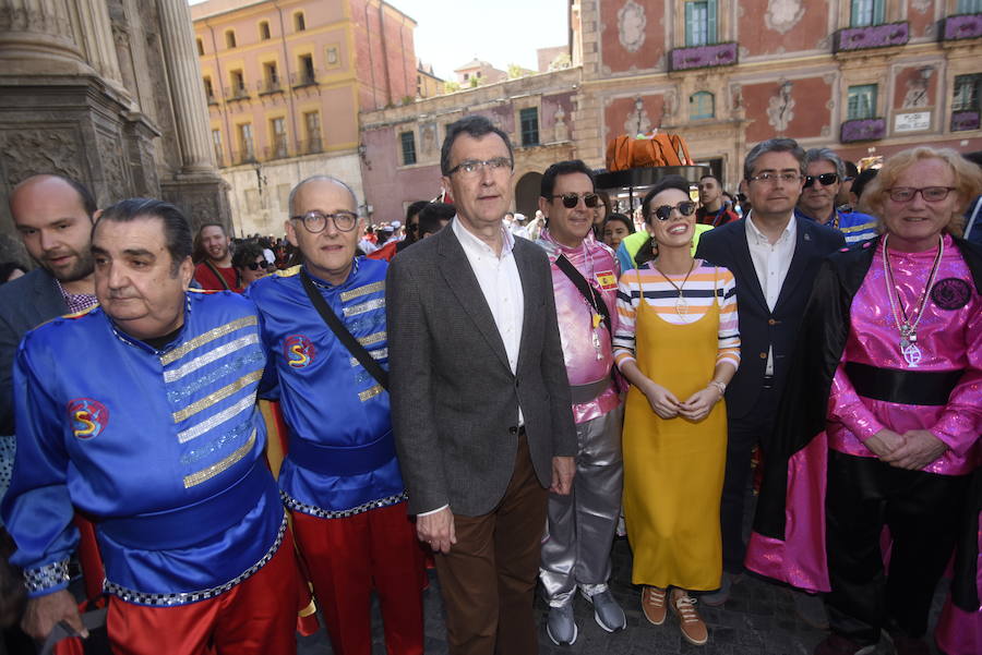 El tradicional pasacalles 'despierta' a la ciudad y los bares y locales sacan sus barras al exterior en un multitudinario aperitivo