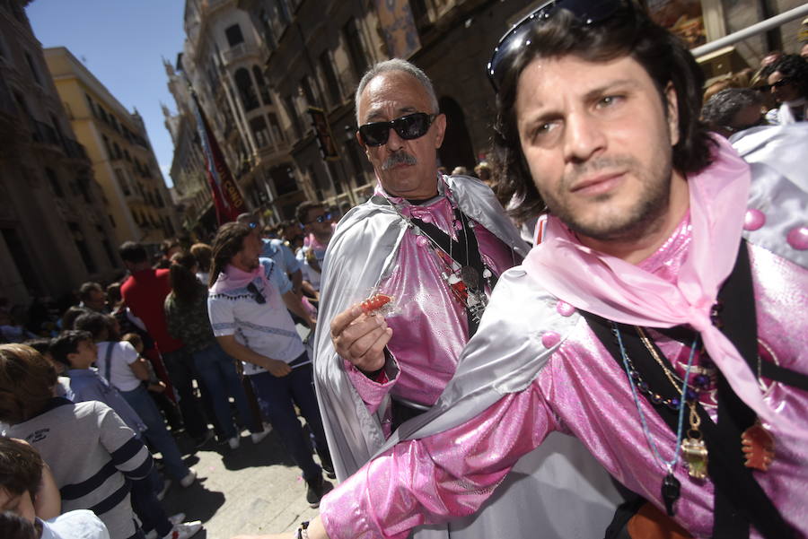 El tradicional pasacalles 'despierta' a la ciudad y los bares y locales sacan sus barras al exterior en un multitudinario aperitivo