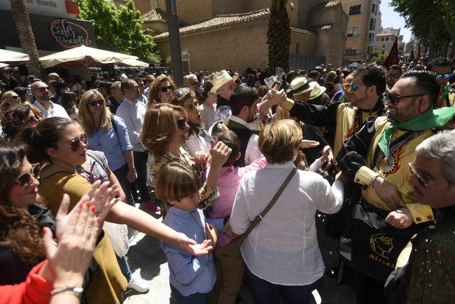 El tradicional pasacalles 'despierta' a la ciudad y los bares y locales sacan sus barras al exterior en un multitudinario aperitivo
