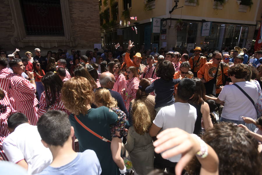 El tradicional pasacalles 'despierta' a la ciudad y los bares y locales sacan sus barras al exterior en un multitudinario aperitivo