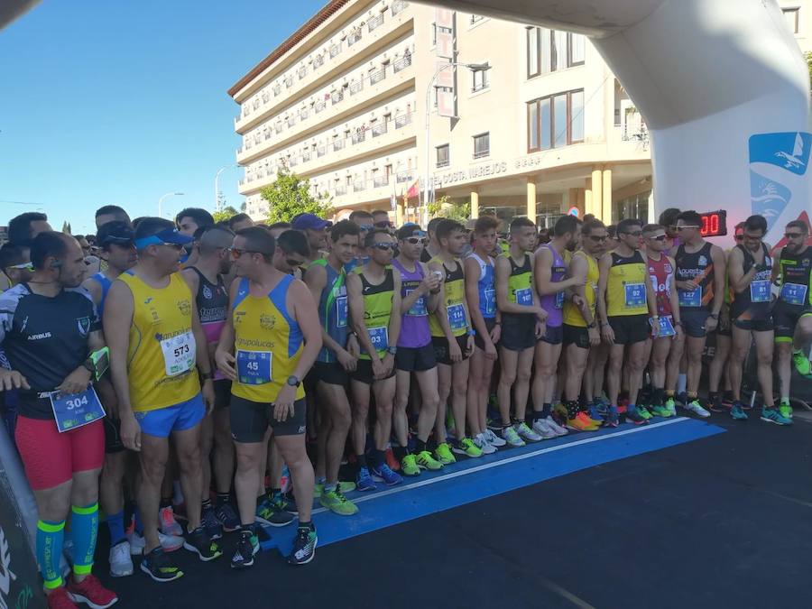 El ganador masculino gana la prueba con un tiempo de 31:29 minutos, por los 39:21 de la vencedora femenina