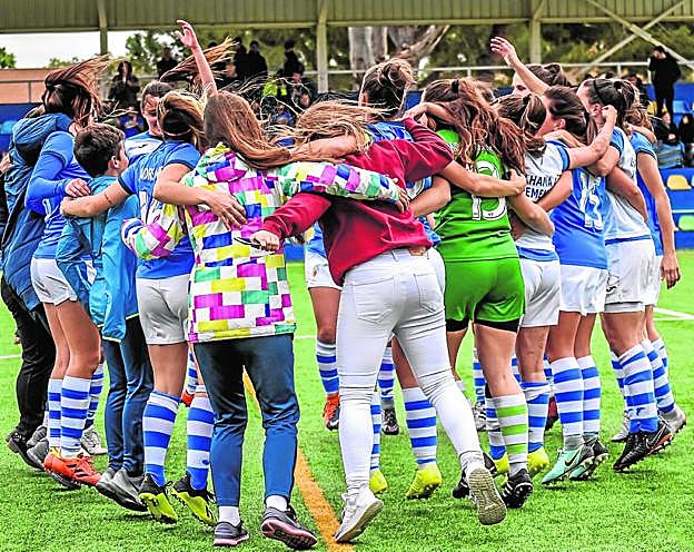 Las jugadoras del Alhama celebran su clasificación para el 'playoff' de ascenso, el domingo pasado. 