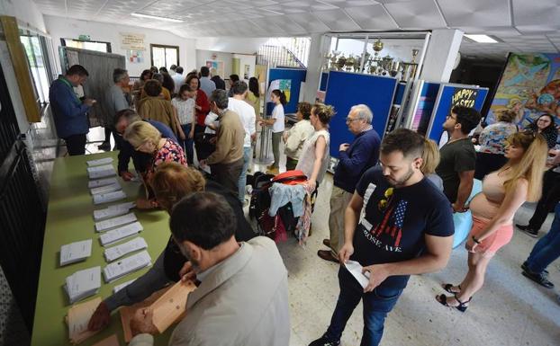 Votantes esta mañana, en Murcia. 