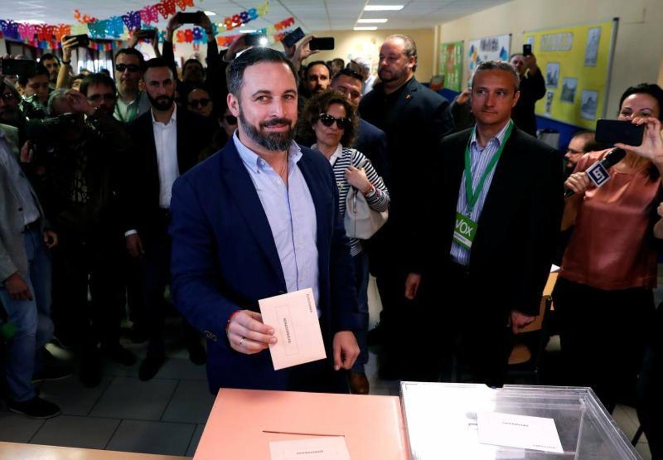Fotos de la jornada electoral, candidatos y anécdotas en las votaciones de las elecciones generales 28A. En la imagen, Santiago Abascal durante su votación. 