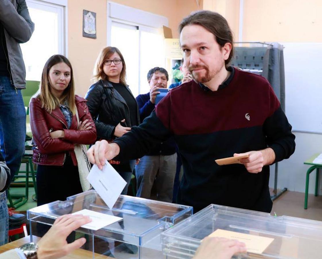 Fotos de la jornada electoral, candidatos y anécdotas en las votaciones de las elecciones generales 28A. En la imagen, Pablo Iglesias ejerce su derecho al voto. 