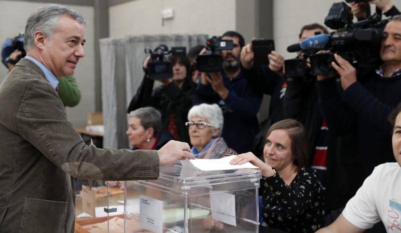 Fotos de la jornada electoral, candidatos y anécdotas en las votaciones de las elecciones generales 28A. En la imagen, el lehendakari, Iñigo Urkullu.