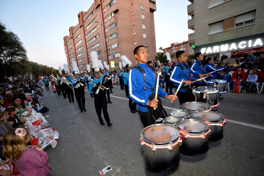 Más de 4.000 personas desfilaron en un cortejo mágico con el reparto de dos millones de juguetes