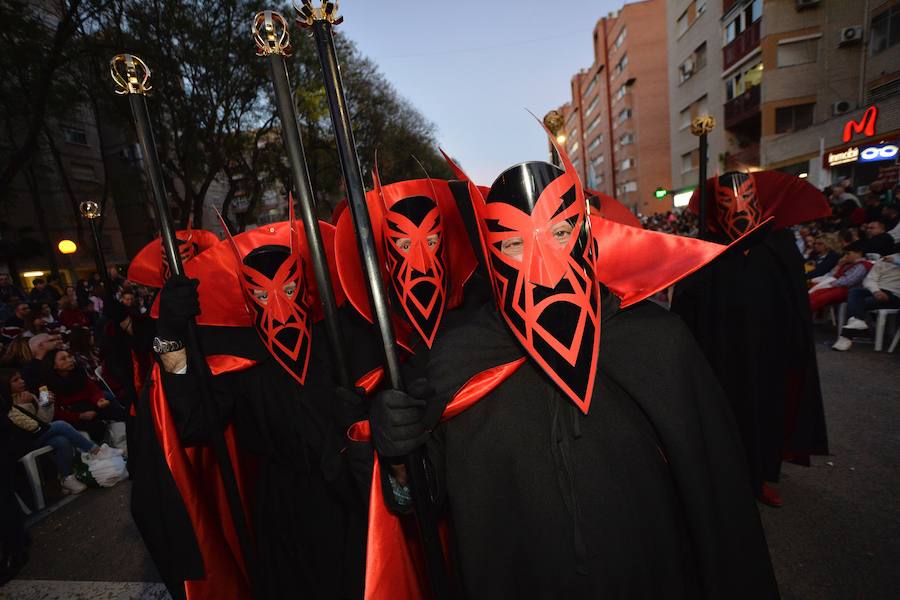 Más de 4.000 personas desfilaron en un cortejo mágico con el reparto de dos millones de juguetes