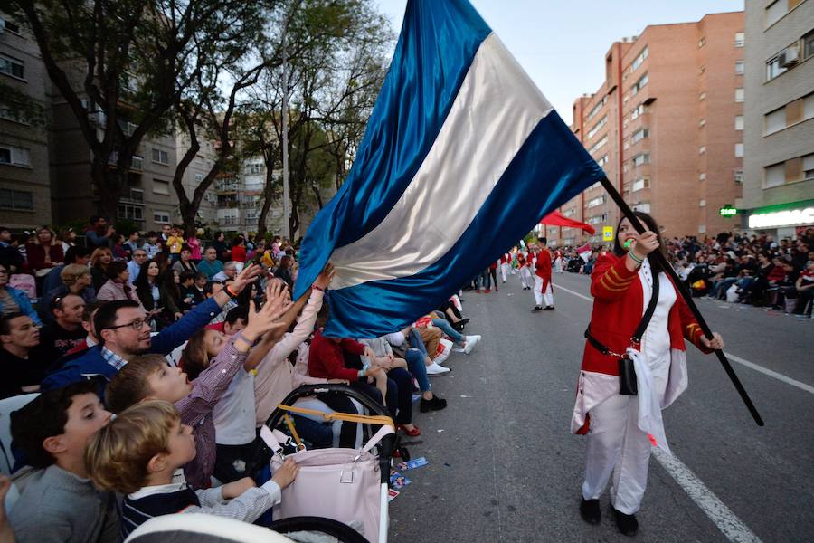 Más de 4.000 personas desfilaron en un cortejo mágico con el reparto de dos millones de juguetes