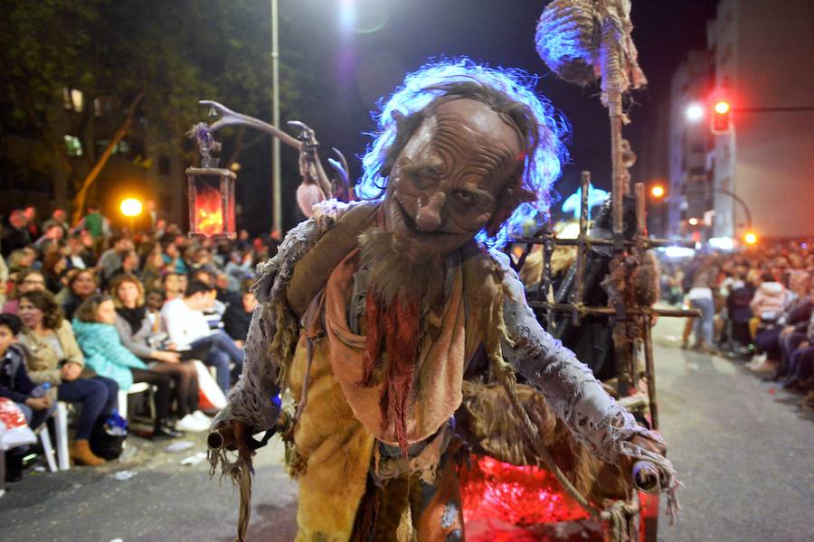 Más de 4.000 personas desfilaron en un cortejo mágico con el reparto de dos millones de juguetes