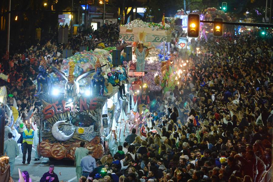 Más de 4.000 personas desfilaron en un cortejo mágico con el reparto de dos millones de juguetes