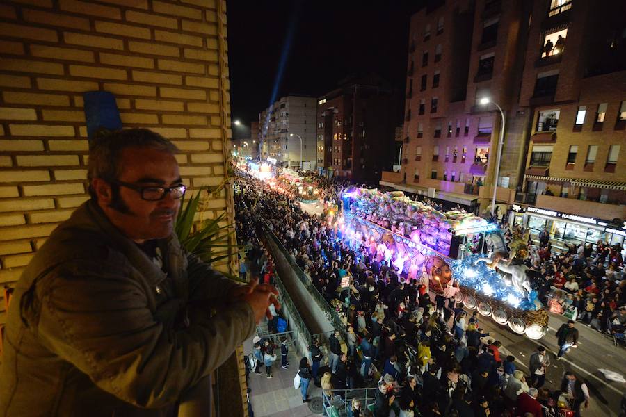 Más de 4.000 personas desfilaron en un cortejo mágico con el reparto de dos millones de juguetes