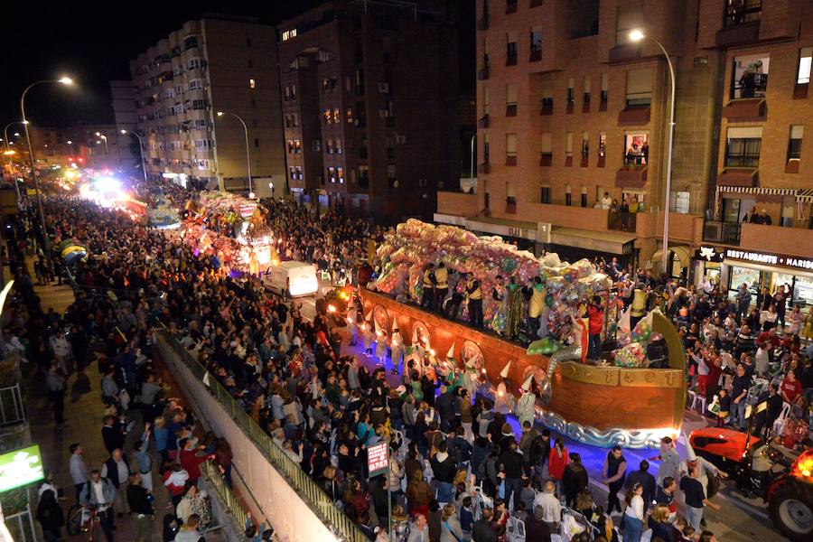 Más de 4.000 personas desfilaron en un cortejo mágico con el reparto de dos millones de juguetes