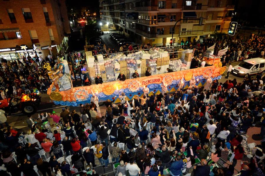 Más de 4.000 personas desfilaron en un cortejo mágico con el reparto de dos millones de juguetes